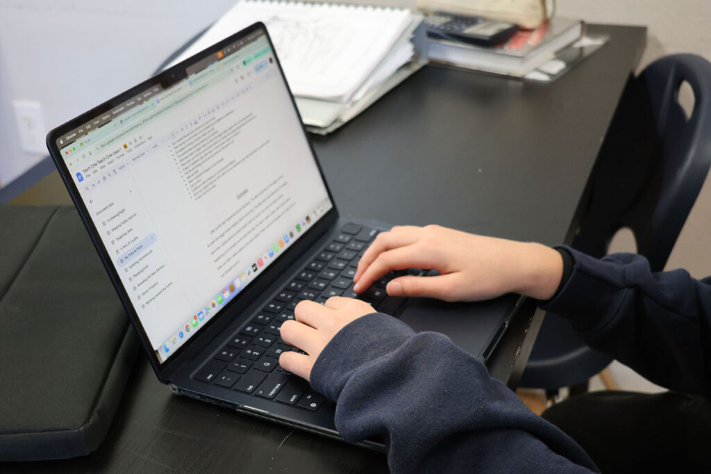 Uczeń piszący e-mail po angielsku na maturę podstawową
