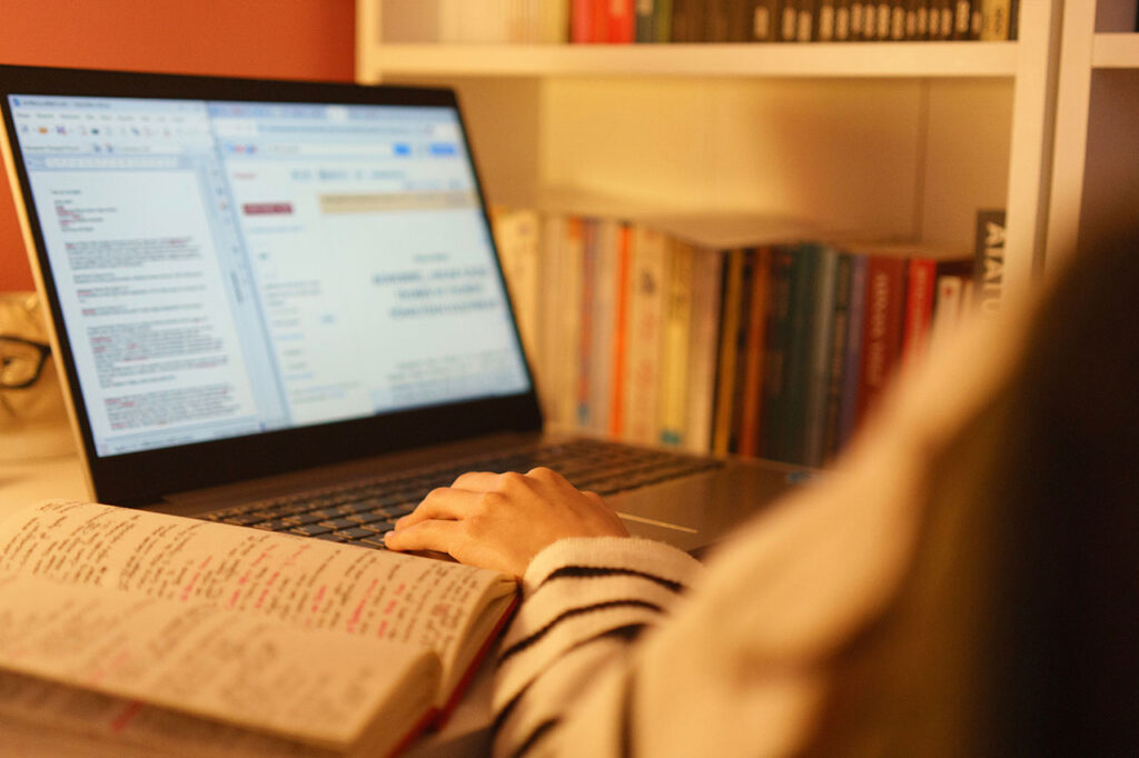 Uczeń przygotowujący wpis na blogu po angielsku na maturę podstawową